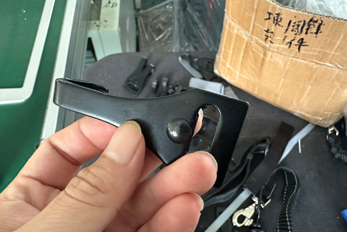 ISOFIX and LATCH hook dog car restraint harness connection comparison